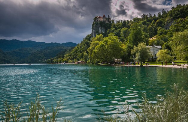 Zdjęcie panoramiczny widok jeziora bled i zamku w słowenii