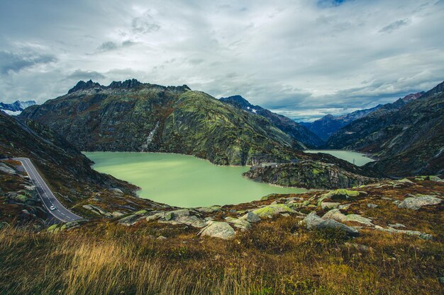 Zdjęcie panoramiczny widok jeziora grimselsee w szwajcarii