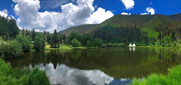 Zdjęcie panoramiczny widok jeziora i drzew na tle nieba