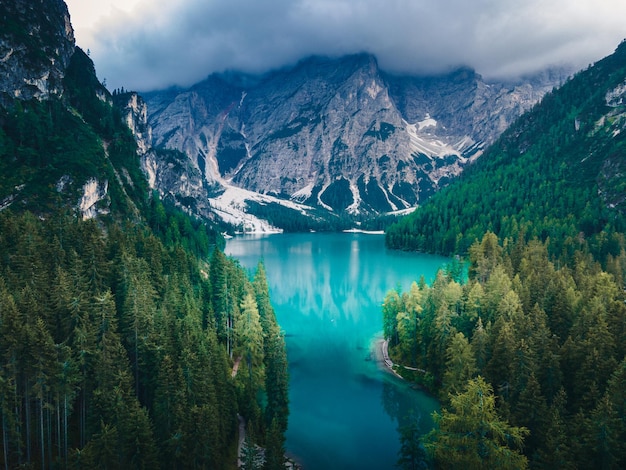 Panoramiczny widok jeziora i gór na tle nieba