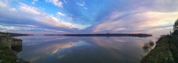 Panoramiczny Widok Jeziora Na Tle Nieba Podczas Zachodu Słońca