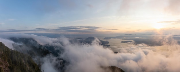 Panoramiczny widok kanadyjskiego krajobrazu górskiego w tle przyrody