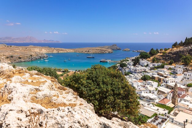 Panoramiczny Widok Kolorowego Portu W Wiosce Lindos I Akropolu Rodos Widok Lotniczy Pięknego Krajobrazu Starożytnych Ruin Morza Z żaglowcami I Linii Brzegowej Wyspy Rodos W Morzu Egejskim