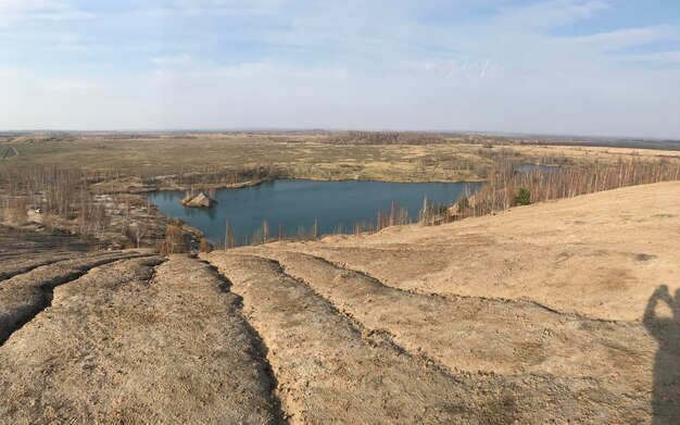 Zdjęcie panoramiczny widok lądu na chmurnym niebie