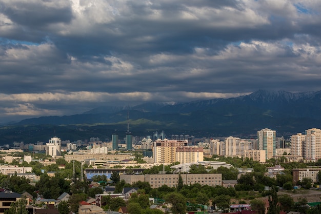 Panoramiczny widok miasta Ałmaty w Kazachstanie