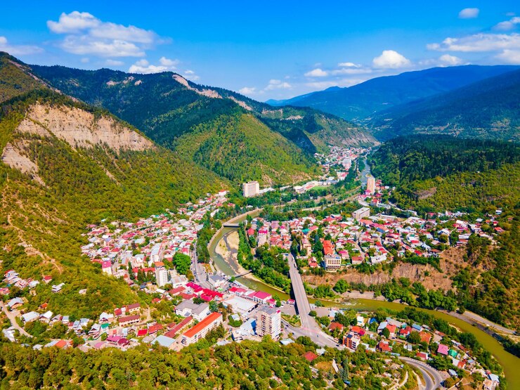 Zdjęcie panoramiczny widok miasta borjomi z powietrza gruzja
