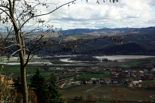 Panoramiczny widok miasta na tle nieba