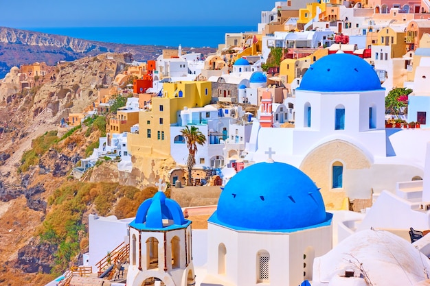 Panoramiczny widok miasta Oia na Santorini, Grecja - grecki krajobraz