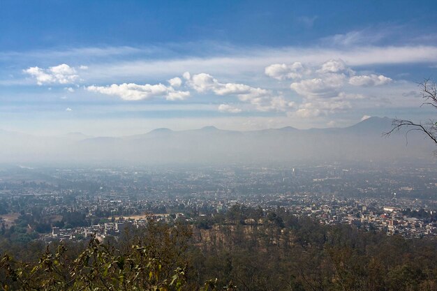 Zdjęcie panoramiczny widok miasta z niebieskim niebem i zanieczyszczeniem powietrza koncepcja globalnego ocieplenia