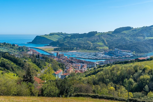 Zdjęcie panoramiczny widok miasta zumaia na drodze do flysch gipuzkoa kraje basków