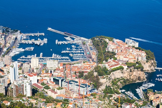 Panoramiczny widok Monte Carlo na miasto z błękitnym morzem latem