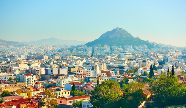 Panoramiczny widok na Ateny z górą Lykabettus, Grecja