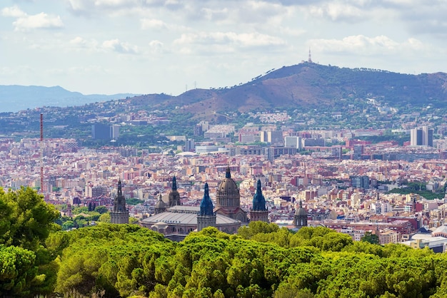 Panoramiczny widok na Barcelonę z jej budynkami stłoczonymi obok wzgórz otaczających miasto Hiszpania