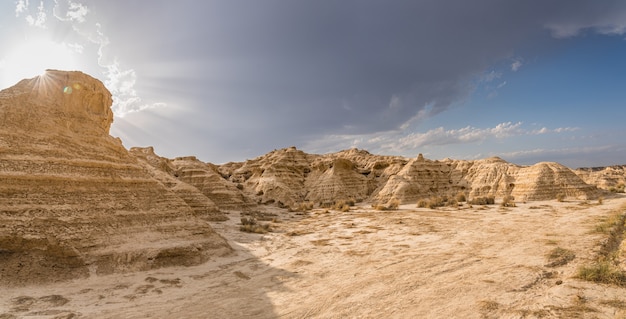 Panoramiczny widok na bardenas reales hiszpania