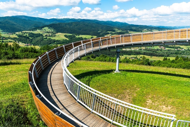 Panoramiczny widok na Beskidy i Park Poprad w Polsce