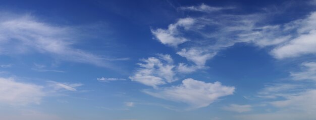 Panoramiczny widok na błękitne niebo z chmurami