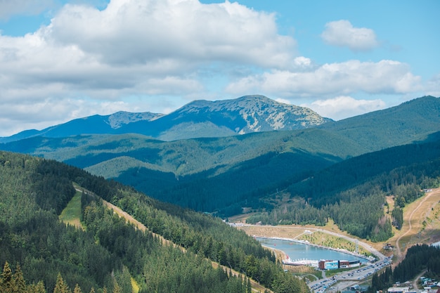 Panoramiczny Widok Na Bukovel W Ukraińskich Karpatach. Kopiuj Przestrzeń