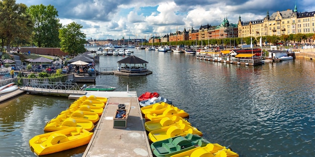 Panoramiczny widok na bulwar Strandvagen na Ostermalm i wyspę Djurgarden z mostu Djurgardsbron w centrum Sztokholmu, stolicy Szwecji