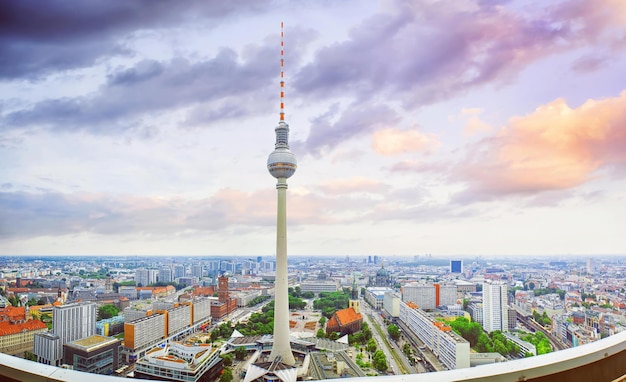 Panoramiczny widok na centrum Berlina o zachodzie słońca