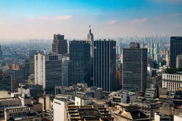 Panoramiczny widok na centrum miasta Sao Paulo.