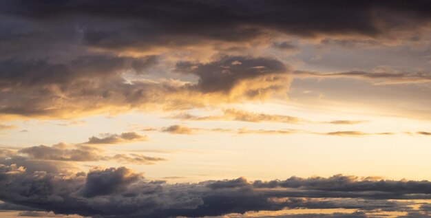 Panoramiczny widok na Cloudscape podczas kolorowego zachodu lub wschodu słońca