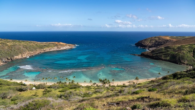 Panoramiczny widok na czystą wodę rezerwatu przyrody Hanauma Bay w pobliżu Waikiki na Hawajach Oahu