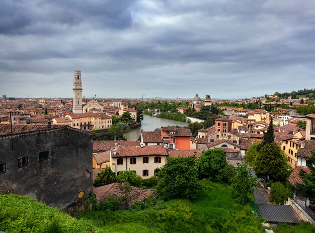 Panoramiczny widok na dach średniowiecznego miasta Werona we Włoszech ..