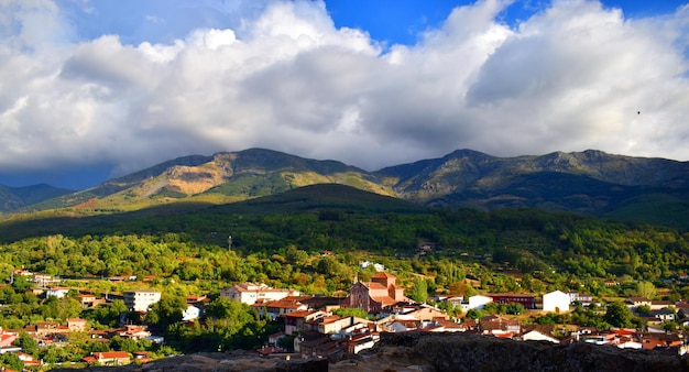 Panoramiczny widok na dolinę Hervas Ambroz Caceres w Hiszpanii