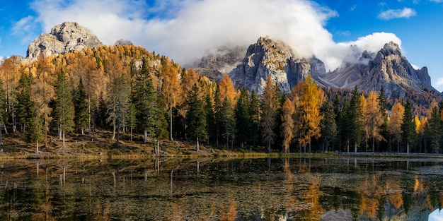 Panoramiczny Widok Na Dolomit Skalistą Górę I Jezioro Antorno W Sezonie Jesiennym Z Kolorowymi Drzewami