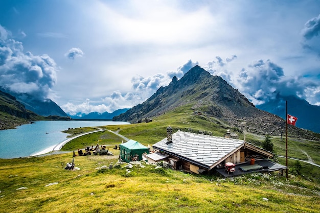 Panoramiczny widok na dom na Alpach