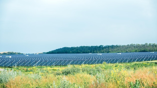 Panoramiczny widok na elektrownię fotowoltaiczną park słoneczny farma słoneczna baner elektrowni słonecznej z