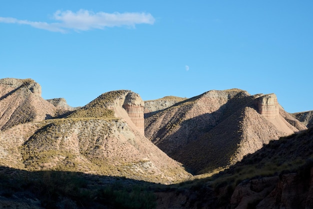 Zdjęcie panoramiczny widok na erodowane góry pustyni gorafe w granadzie