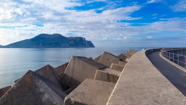 Panoramiczny widok na falochron portu