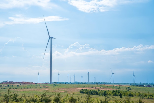 Panoramiczny widok na farmę wiatrową lub park wiatrowy z wysokimi turbinami wiatrowymi do generowania energii elektrycznej z miejscem do kopiowania w Phan Thiet Mui Ne Bau Trang Koncepcja zielonej energii