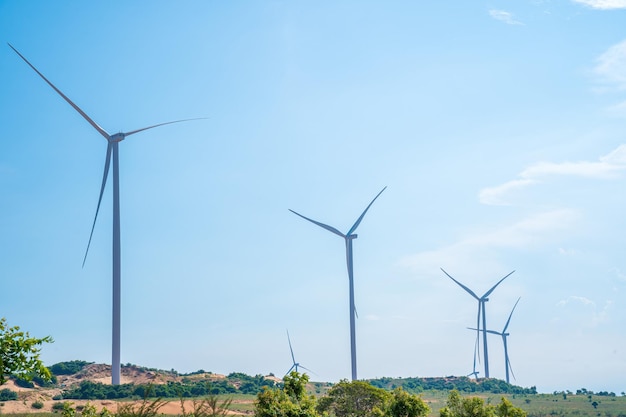 Panoramiczny widok na farmę wiatrową lub park wiatrowy z wysokimi turbinami wiatrowymi do generowania energii elektrycznej z miejscem na kopię w Phan Thiet Mui Ne Bau Trang Koncepcja zielonej energii