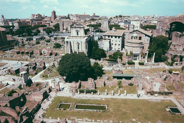 Panoramiczny widok na forum rzymskie, znane również jako Forum Romanum lub Foro Romano ze wzgórza Palatyn. Jest to forum otoczone ruinami starożytnych budynków rządowych w centrum Rzymu