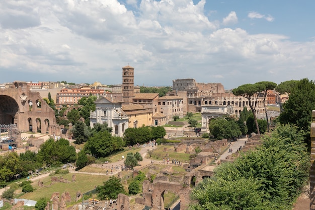 Panoramiczny widok na forum rzymskie, znane również jako Forum Romanum lub Foro Romano ze wzgórza Palatyn. Jest to forum otoczone ruinami starożytnych budynków rządowych w centrum Rzymu