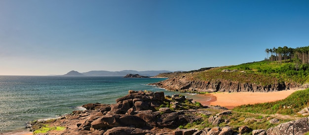 Panoramiczny widok na galicyjską plażę o zachodzie słońca