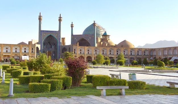 Zdjęcie panoramiczny widok na główny plac isfahan - plac naqsh-e jahan. w centrum znajduje się meczet szacha jameh abbasi.