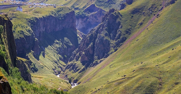 Panoramiczny widok na górską dolinę w pobliżu Elbrus na Północnym Kaukazie