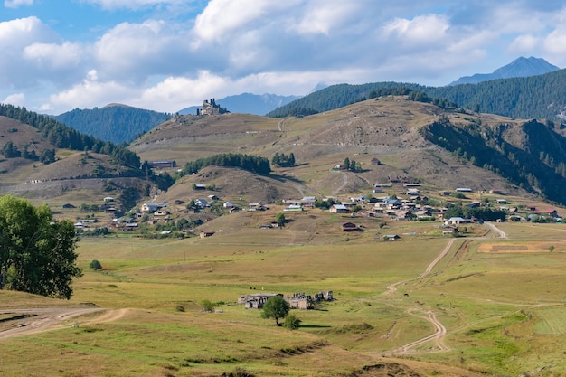 Panoramiczny widok na górską wioskę Omalo w rezerwacie przyrody Tusheti. Gruzja