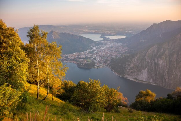 Panoramiczny widok na górskie jezioro na zachodzie słońca piękny naturalny krajobraz