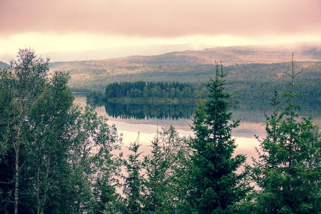 Panoramiczny widok na górskie jezioro Piękna przyroda Norwegii