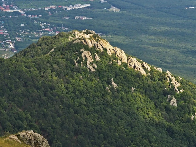 Panoramiczny widok na górskie zbocza i krajobraz z góry Beshtau. Piatigorsk, Rosja.