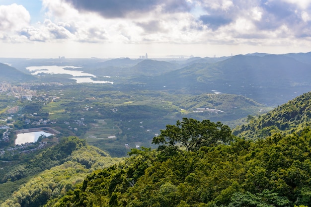 Panoramiczny widok na góry, las tropikalny, park Yanoda i miasto Sanya. Strefa turystyki kulturowej lasu deszczowego Yanoda, wyspa Hainan, Park Leśny Zatoki Yalong. Chiny.