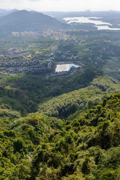 Panoramiczny widok na góry, las tropikalny, park Yanoda i miasto Sanya. Strefa turystyki kulturowej lasu deszczowego Yanoda, wyspa Hainan, Park Leśny Zatoki Yalong. Chiny.