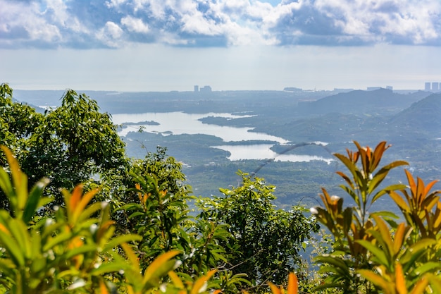 Panoramiczny widok na góry, las tropikalny, park Yanoda i miasto Sanya. Strefa turystyki kulturowej lasu deszczowego Yanoda, wyspa Hainan, Park Leśny Zatoki Yalong. Chiny.