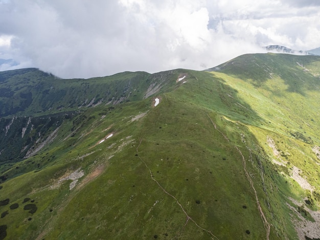 Panoramiczny widok na góry latem Cel wędrówek Alpejska łąka