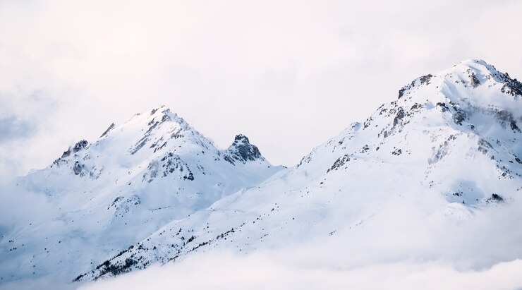 Zdjęcie panoramiczny widok na góry w pobliżu miejscowości brianson, serre chevalier, francja