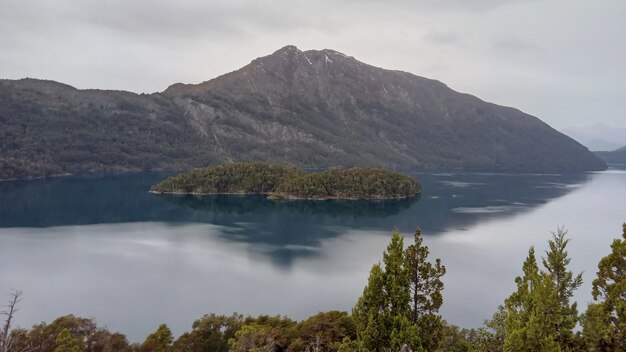 Panoramiczny widok na jeziora i góry w argentyńskim bariloche